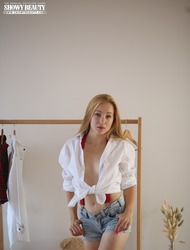 Stunning naked teenie