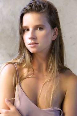 Naked, Gorgeous Vanesa Climbs Onto The Bed