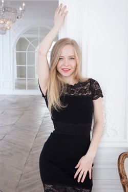 Blonde darling Lola Chic looks elegantly sexy 