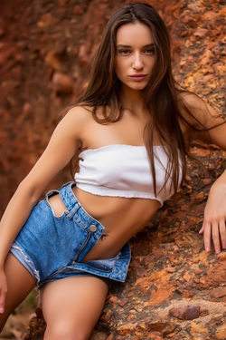 Gloria Sol Gets Nude Outdoors